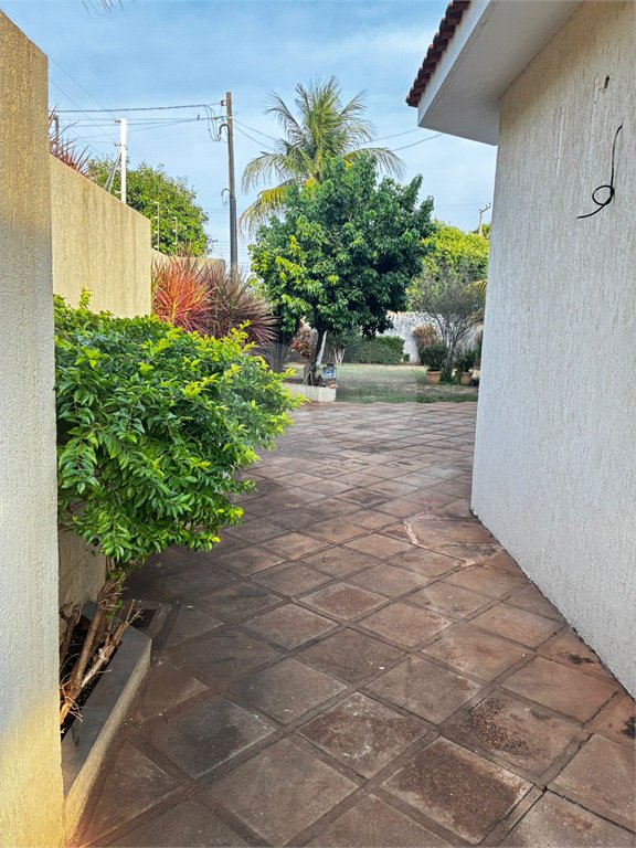 Sobrado para alugar com 4 quartos, sendo 2 suítes,  no Centro, Três Lagoas, MS