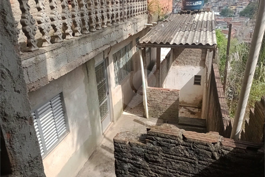 Terreno com 6 casas em 293m² de área total.