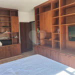 Sobrado com 14 metros de frente , na Região do Jardim Guapira , próximo ao Clube Guapira com 5 dormitórios, sendo 3 suíte com armários embutidos ,banheiro social, Sala para 2 ambientes, escritório com banheiro .cozinha ampla com armários, área de serviço ,dispensa, quintal com banheiro externo c