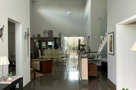 Casa à venda com 4 quartos, sendo 3 suítes, no condomínio Vila Hípica I, Vinhedo - SP