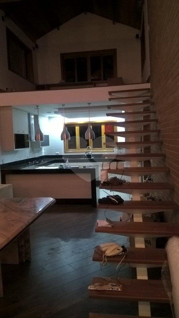 Casa à venda ou para alugar com 3 suítes no condomínio Vilarejo Estoril, Mairiporã - SP