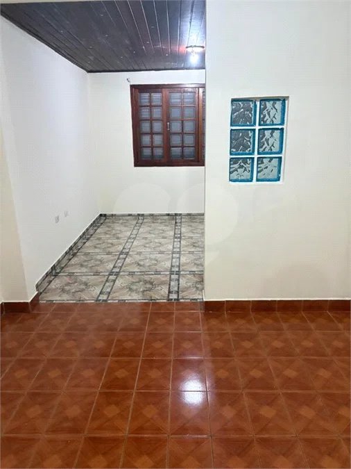 São Paulo - Capital - Bairro Santa Cruz - R4 495.000,00 - Aceita permuta por imóvel na cidade de Indaiatuba- Sp - Sobrado em rua residencial sem saída e com praça particular. O imóvel possui 2 quartos — 1 suíte com dois ambientes e acesso a hall externo. Sala ampla, cozinha com dois ambientes