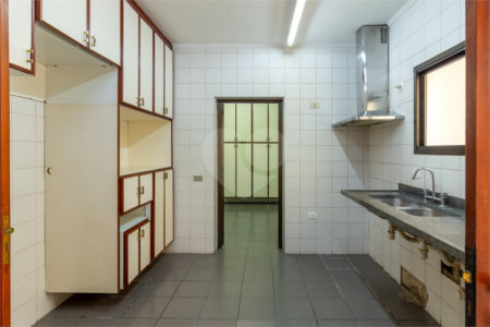 Casa à venda com 4 quartos, sendo 3 suítes,  no condomínio Vila das Flores, São Paulo - SP