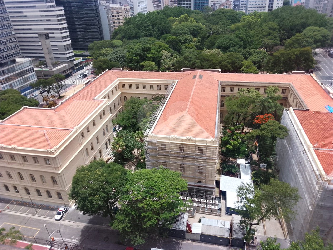 Apartamento à venda com 4 quartos, sendo 1 suíte, em República, São Paulo, SP
