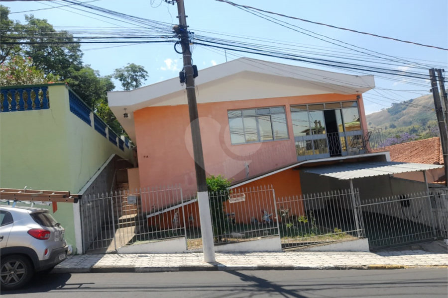 Casa à venda com 3 quartos, sendo 1 suíte, no Centro, Serra Negra, SP