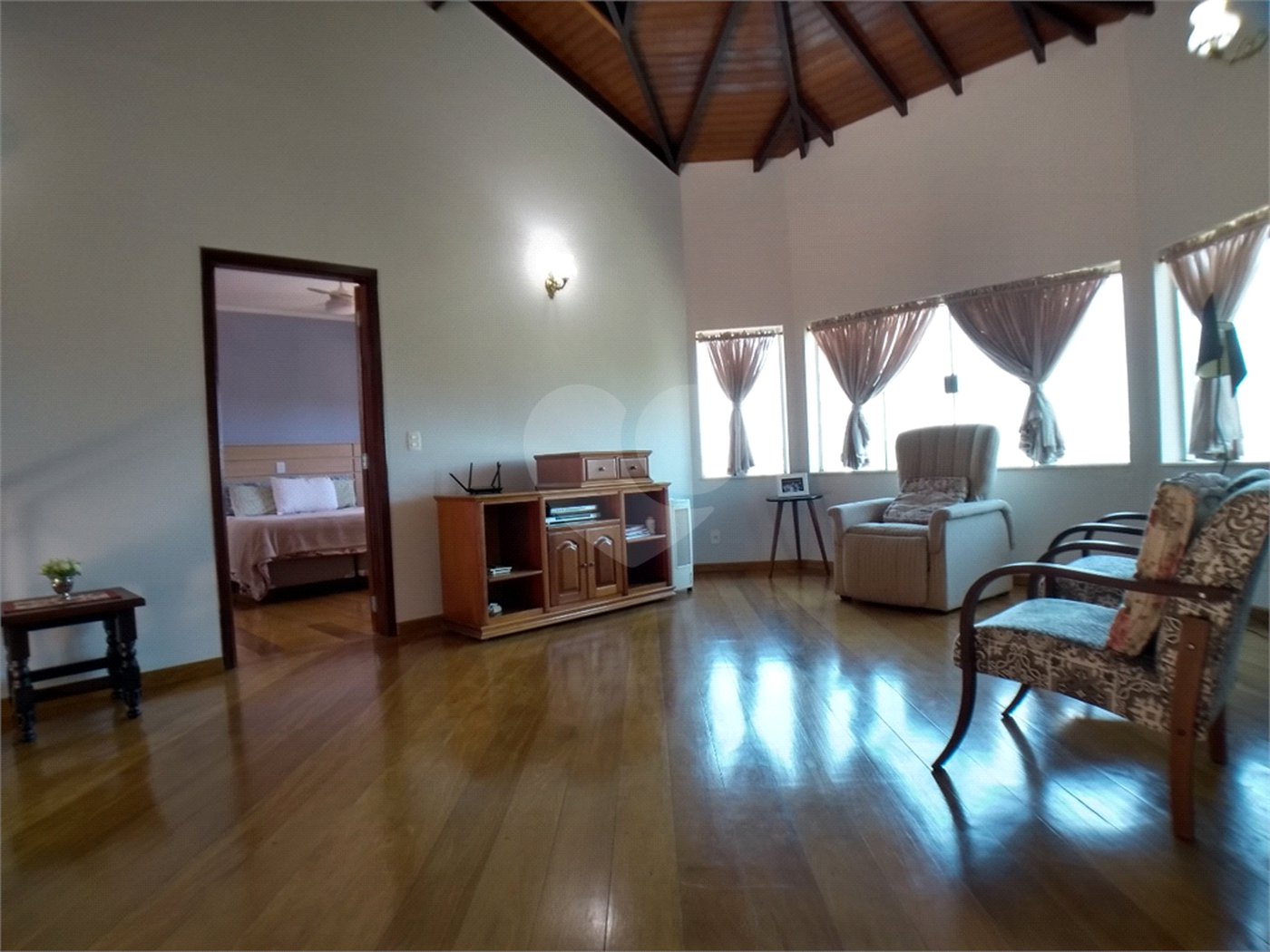 Casa à venda com 3 quartos, sendo 2 suítes,  no condomínio Vila Hípica I, Vinhedo - SP