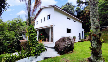 Sobrado à venda com 3 quartos, sendo 1 suíte,  em Serra da Cantareira, Mairiporã, SP
