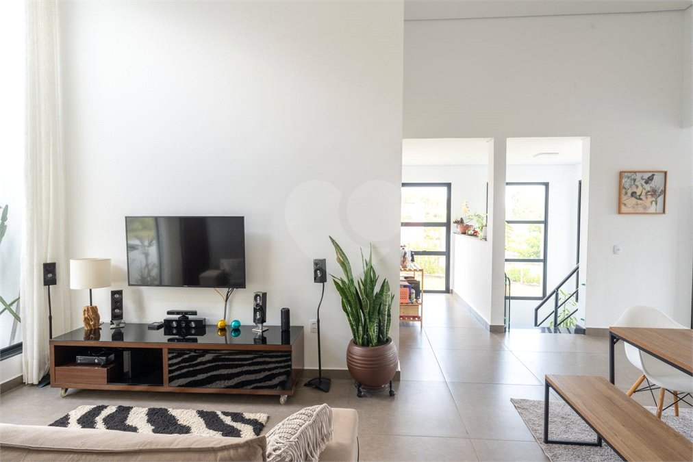 Casa à venda com 4 quartos, sendo 1 suíte, no condomínio Residencial Pinheiros do Lago, Alambari - SP
