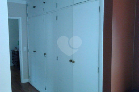 Sobrado à venda com 4 quartos, sendo 1 suíte, em Alto da Boa Vista, São Paulo, SP