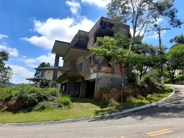 Sobrado à venda com 4 suítes em Roseira, Mairiporã, SP