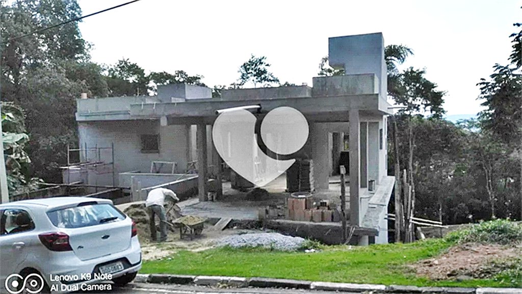 Casa à venda com 4 quartos, sendo 3 suítes, no condomínio Cantareira, Mairiporã - SP
