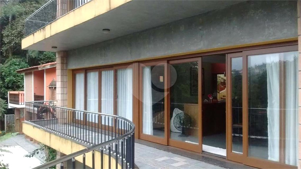 Casa à venda com 4 quartos, sendo 2 suítes, no condomínio Champs Elysees Village, Mairiporã - SP