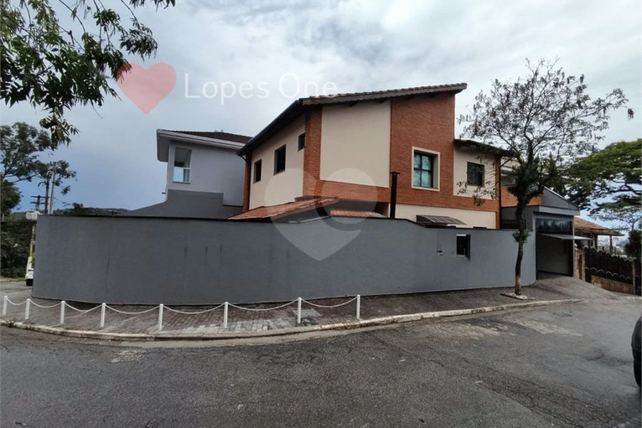 Casa à venda com 3 quartos, sendo 2 suítes, no condomínio Filipe de Vitry, São Paulo - SP