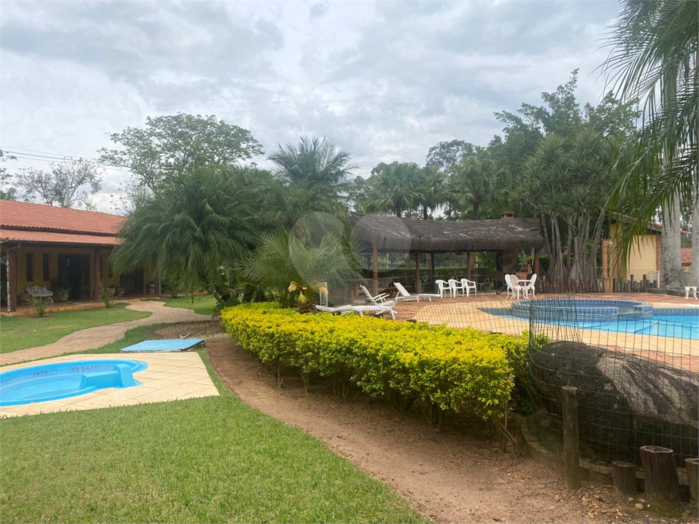 Casa à venda com 8 quartos, sendo 4 suítes, no condomínio Santa Filomena, Salto - SP