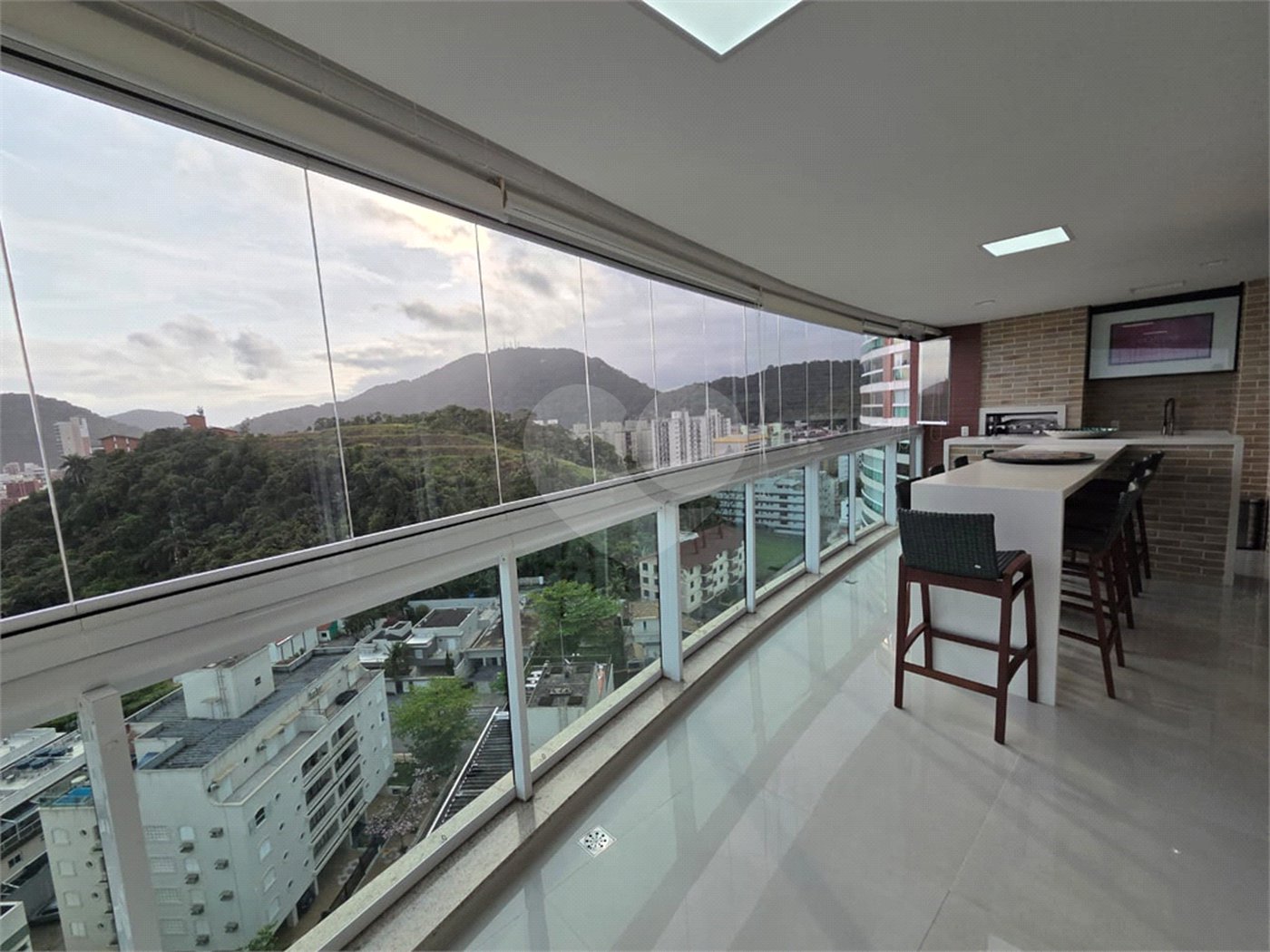 Apartamento à venda com 4 quartos, sendo 2 suítes, em Enseada, Guarujá, SP