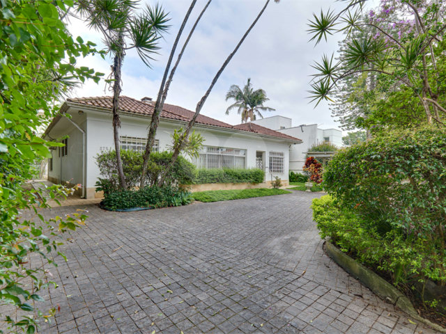 Casa Térrea à venda ou para alugar com 5 quartos, sendo 2 suítes,  em Granja Julieta, São Paulo, SP