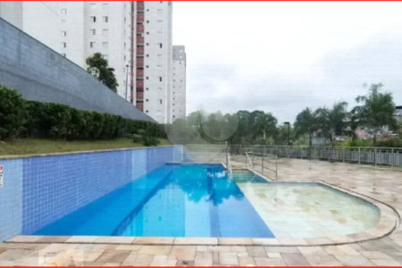 Sobrado à venda com 3 quartos, sendo 1 suíte, em Vila Nivi, São Paulo, SP