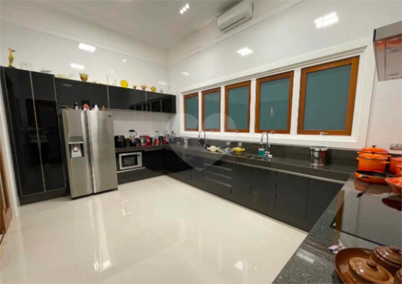 Casa à venda com 4 suítes no condomínio Halvétia Country Residencial, Indaiatuba - SP