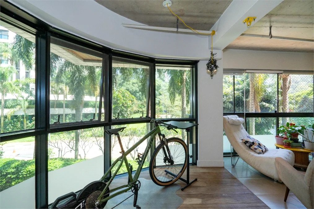 Apartamento à venda com 3 quartos, sendo 1 suíte, em Jardim Morumbi, São Paulo, SP