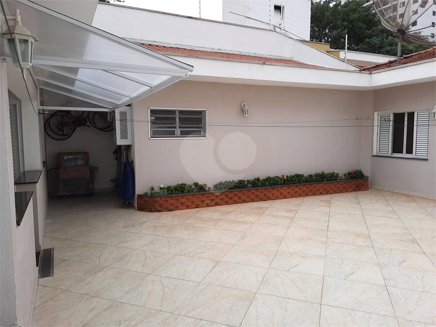 casa térrea na Vila Romana, 07 vagas de garagem, 4 quartos,, sendo 1 suíte amplo quintal.