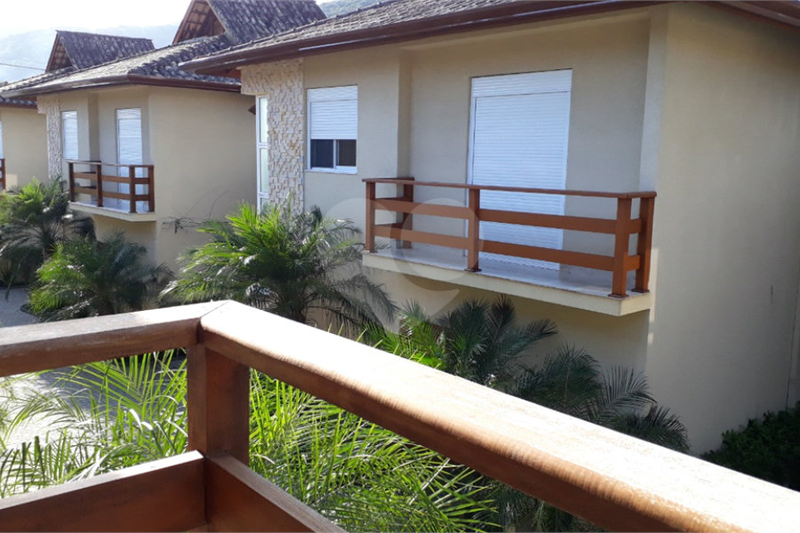 Casa à venda com 4 quartos, sendo 3 suítes, no condomínio Residencial Vila Esmeralda, São Sebastião - SP