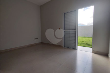 Casa térrea em Atibaia com 3 suítes, sala 2 ambientes, 2 vagas garagem, excelente localização, pronta para morar