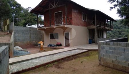 Sobrado à venda com 4 quartos, sendo 3 suítes,  em Serra da Cantareira, Mairiporã, SP
