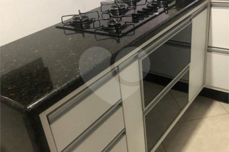 Casa à venda com 3 quartos, sendo 1 suíte, no condomínio Residencial Sabará, São Paulo - SP