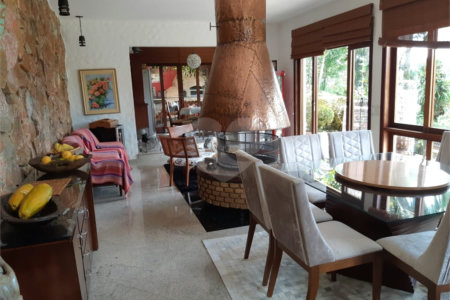 Casa à venda com 4 quartos, sendo 1 suíte, no condomínio Clube da Montanha, Atibaia - SP