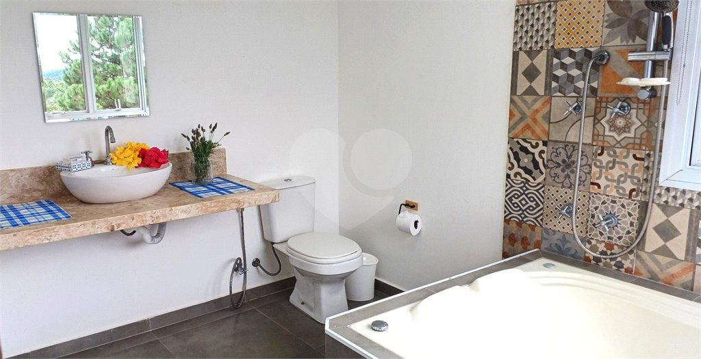 Casa à venda com 3 quartos, sendo 2 suítes, no condomínio Altos de São Roque, São Roque - SP