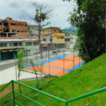 Casa à venda com 5 quartos, sendo 3 suítes, no condomínio Village Texeira Campos, Rio de Janeiro - RJ