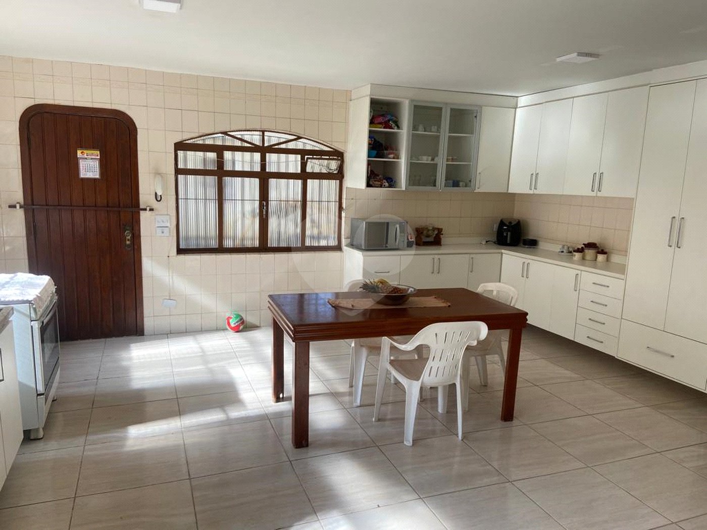 Casa à venda com 5 quartos, sendo 4 suítes, no condomínio Vilarejo Estoril, Mairiporã - SP