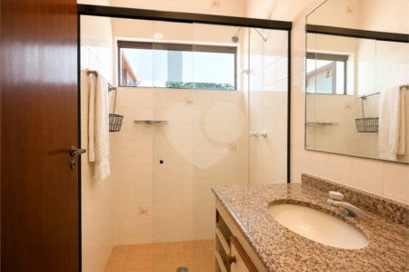 Sobrado à venda com 5 quartos, sendo 4 suítes, em Interlagos, São Paulo, SP