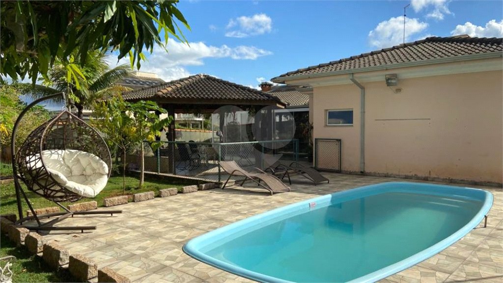Casa à venda com 4 quartos, sendo 3 suítes, no condomínio Terras de Mont Serrat, Salto - SP
