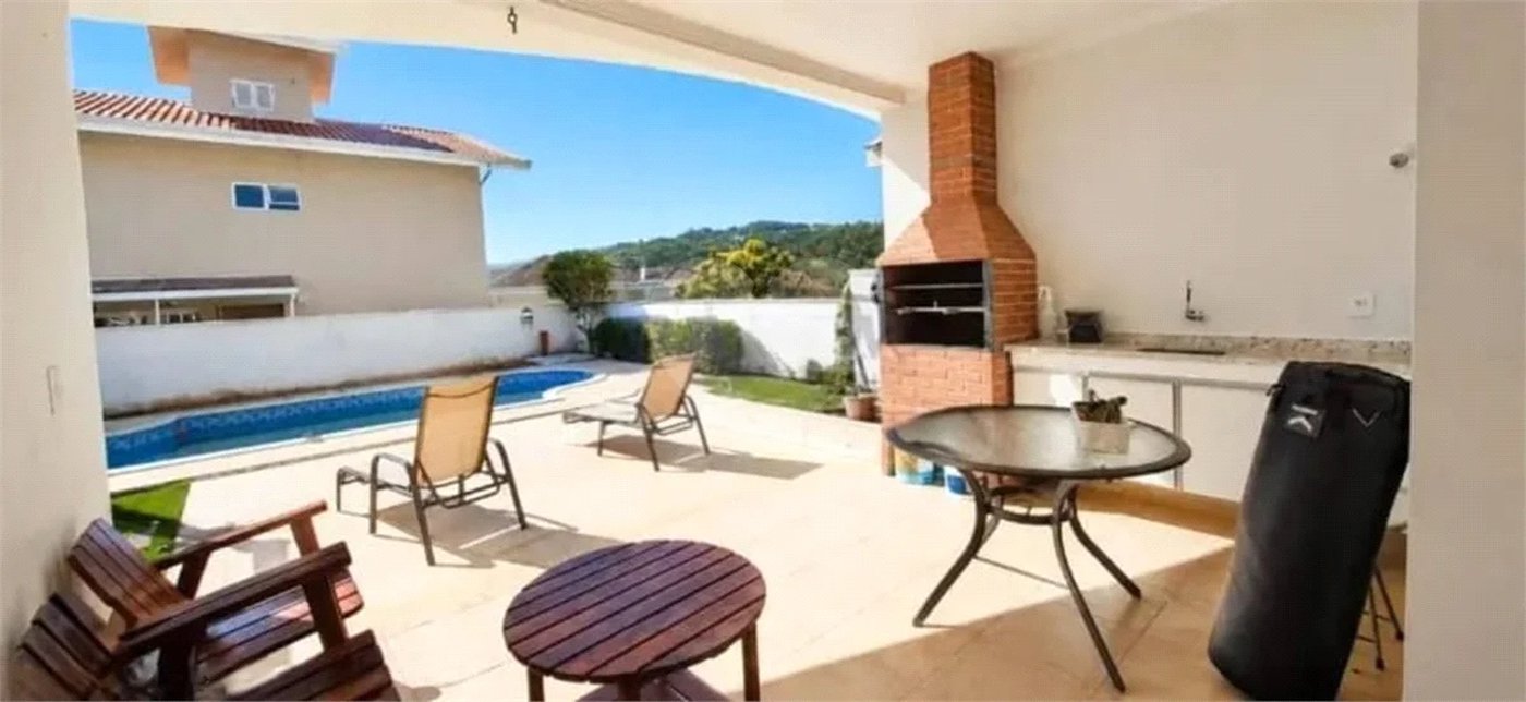 Casa à venda com 3 suítes no condomínio Recanto dos Paturis, Vinhedo - SP