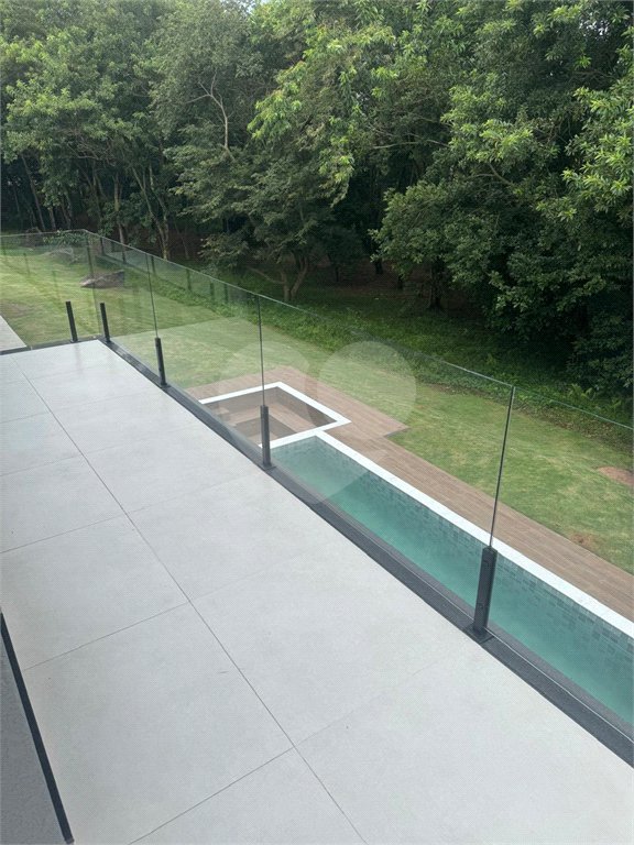Casa à venda com 4 suítes no condomínio Figueira Garden, Atibaia - SP