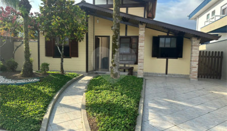 Casa à venda com 3 quartos, sendo 1 suíte, no condomínio Morada da Praia, Bertioga - SP