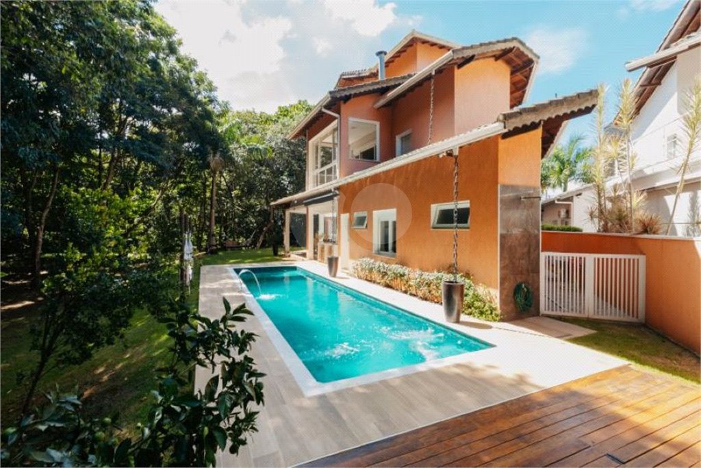 Casa à venda com 5 quartos, sendo 4 suítes, no condomínio Figueira Garden, Atibaia - SP