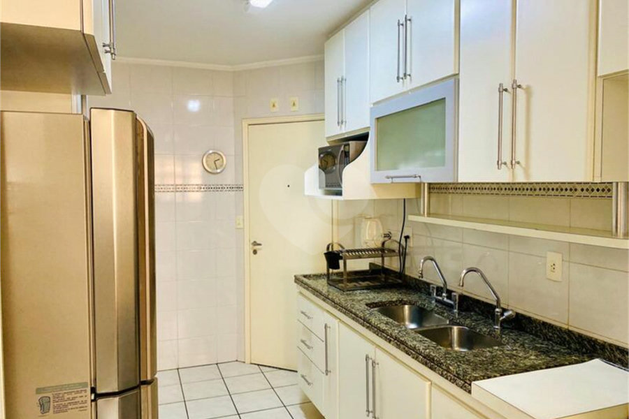 Apartamento de 03 dormitórios sendo 1 suíte e 02 vagas de garagem.