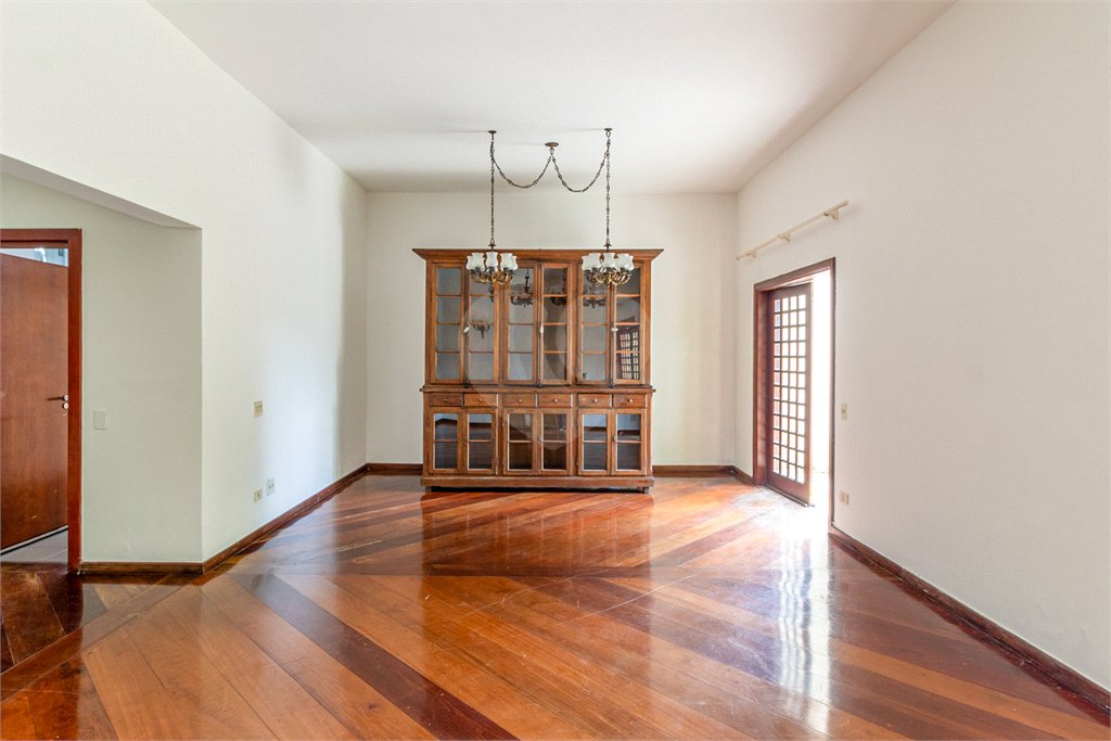 Casa à venda com 4 quartos, sendo 3 suítes,  no condomínio Vila das Flores, São Paulo - SP