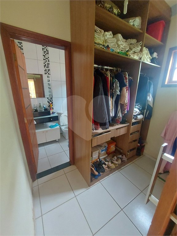 Casa térrea com piscina no Residencial Samambaia.