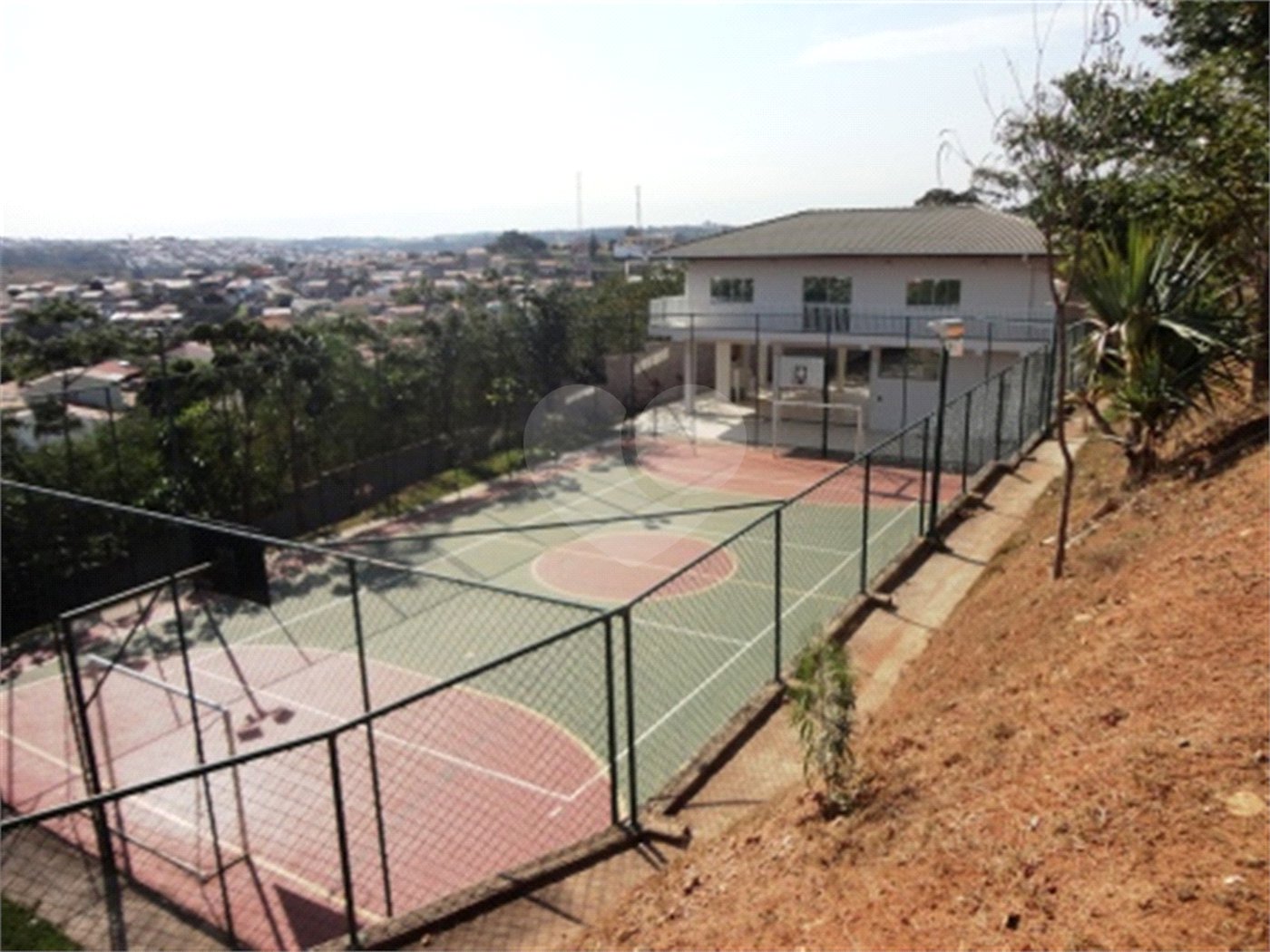 Casa à venda com 3 quartos, sendo 2 suítes, no condomínio Águas da Serra, Valinhos - SP