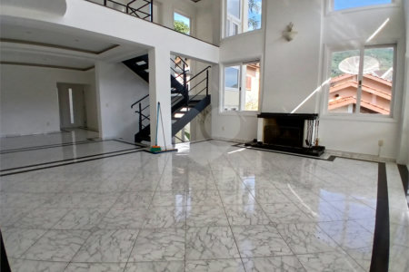 Casa à venda com 4 quartos, sendo 2 suítes, no condomínio Flamboyant, Atibaia - SP
