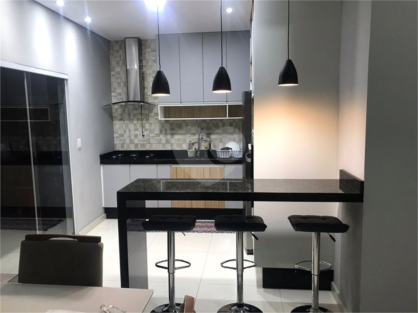 Casa à venda com 2 quartos, sendo 1 suíte, no condomínio Residencial Jardim, Sorocaba - SP