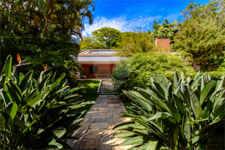 Casa à venda com 4 quartos, sendo 1 suíte,  em Jardim Leonor, São Paulo, SP