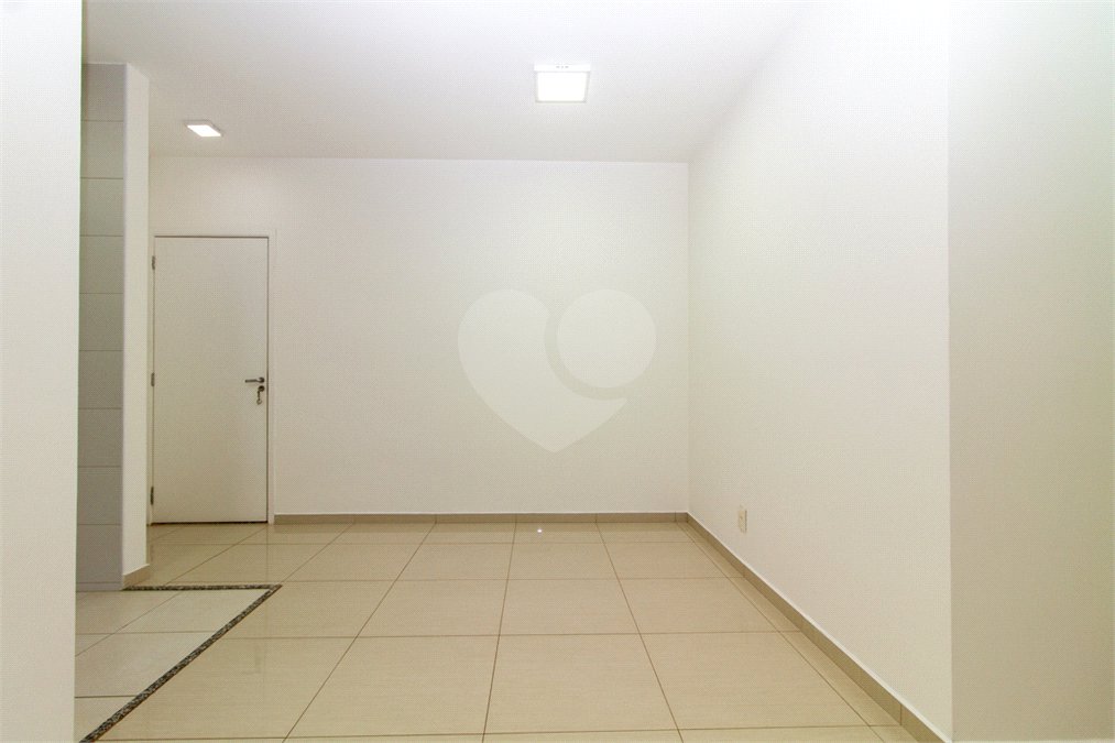 Apartamento com 02 dormitórios, sendo 1 suíte com 02 vagas de garagem