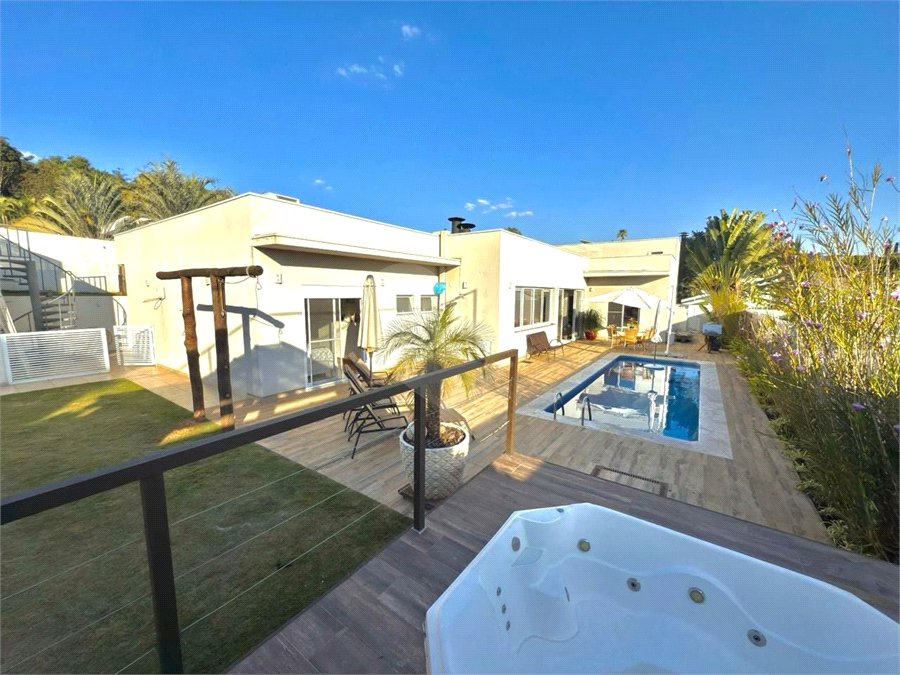 Casa à venda com 4 quartos, sendo 3 suítes, no condomínio Vila Hípica II, Vinhedo - SP