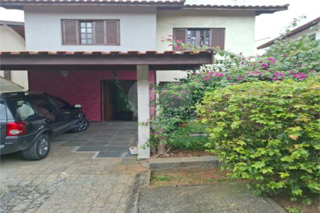 Casa à venda com 4 quartos, sendo 1 suíte, no condomínio Conjunto Residencial Green Village I, Mogi das Cruzes - SP