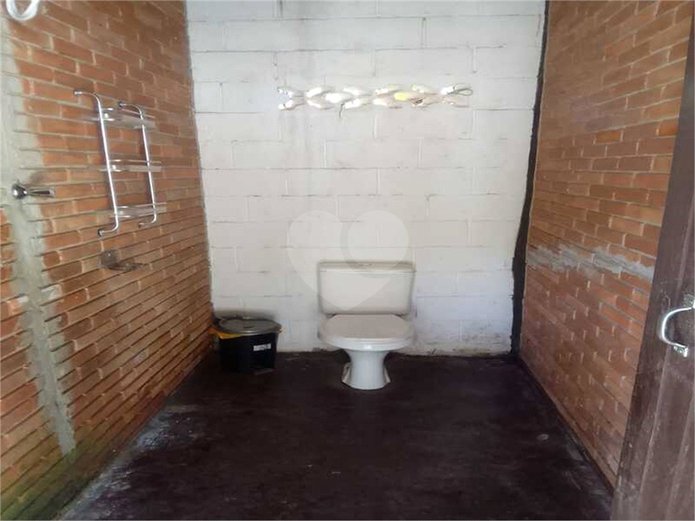 Casa à venda com 6 quartos, sendo 3 suítes, no condomínio Residencial Jardins de Mairiporã I, Mairiporã - SP