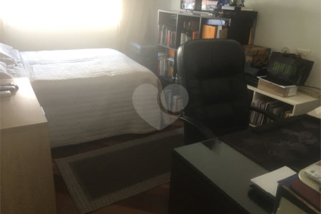 Apartamento à venda com 4 quartos, sendo 3 suítes, em Moema, São Paulo, SP